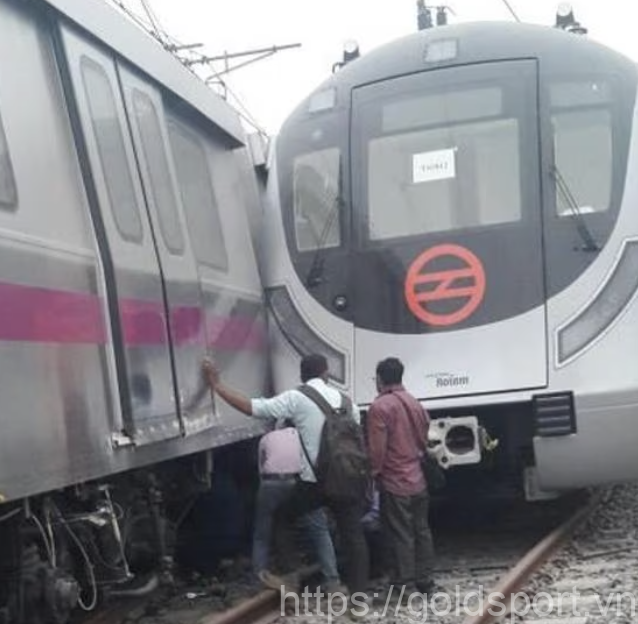 Watch The Delhi Metro Accident Today
